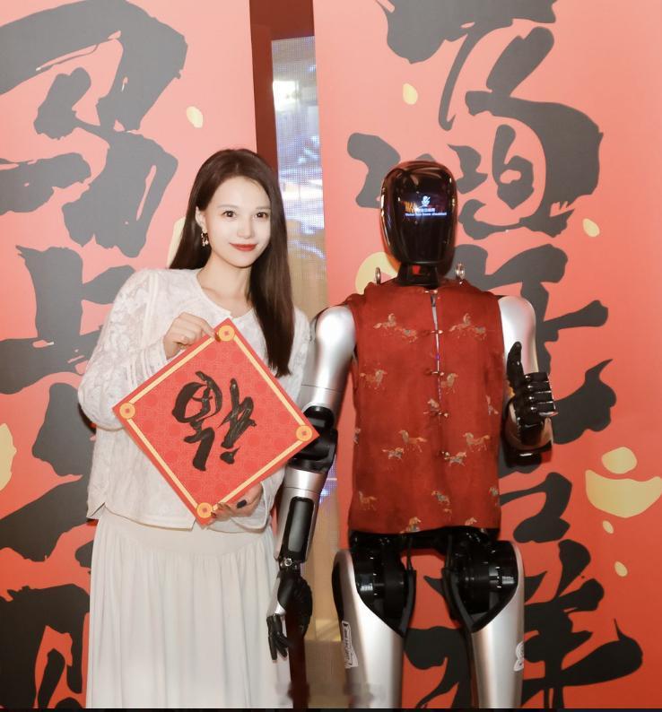 上海大豫园机器人送手写福来上海豫园赴一场科技与年味的约会！在豫园灯会现场被机器人