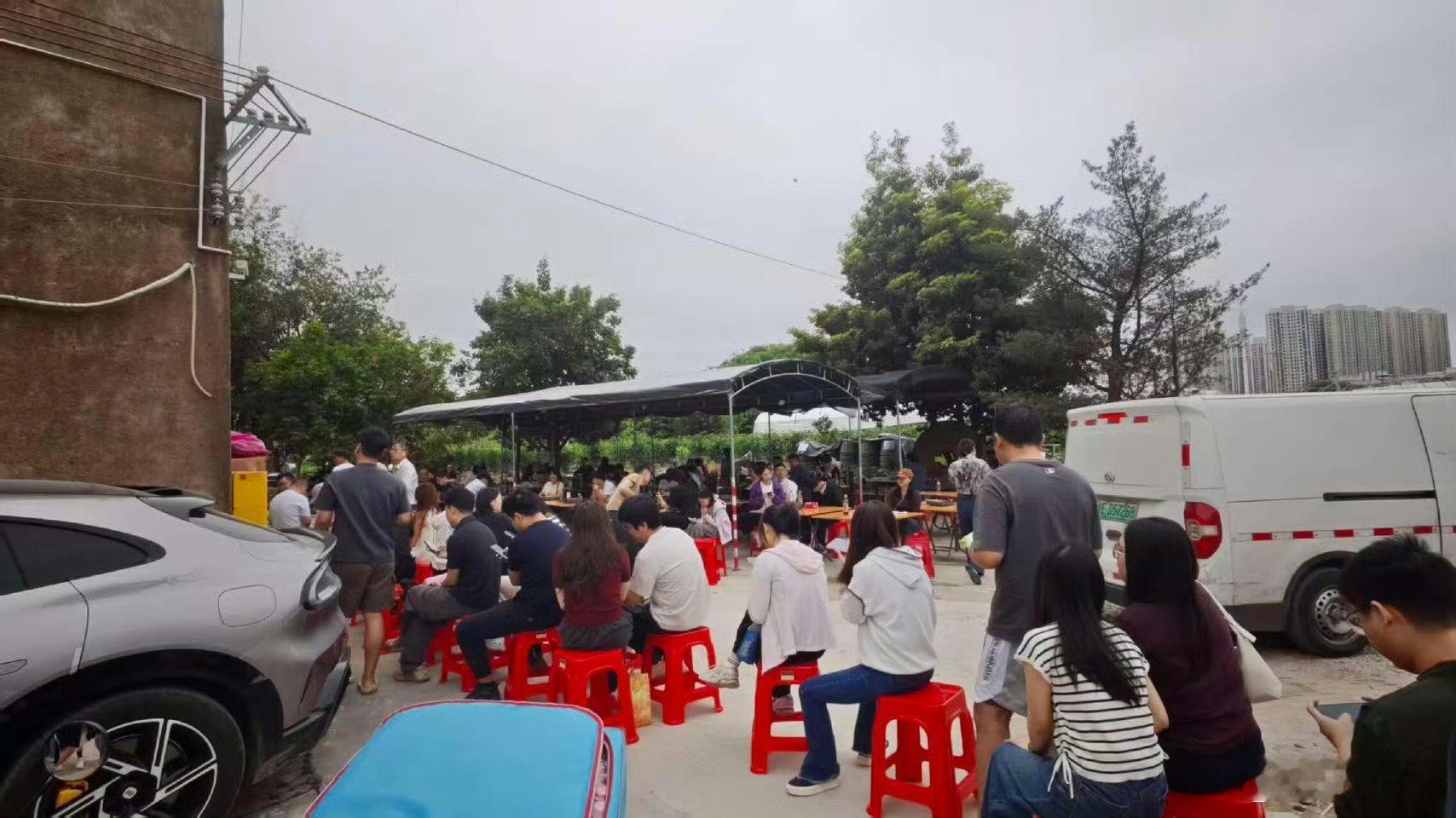 老莫以为能省事结果更忙了从前老莫喊别排了做不出，现在是别下单了机器要坏！从躲堂食