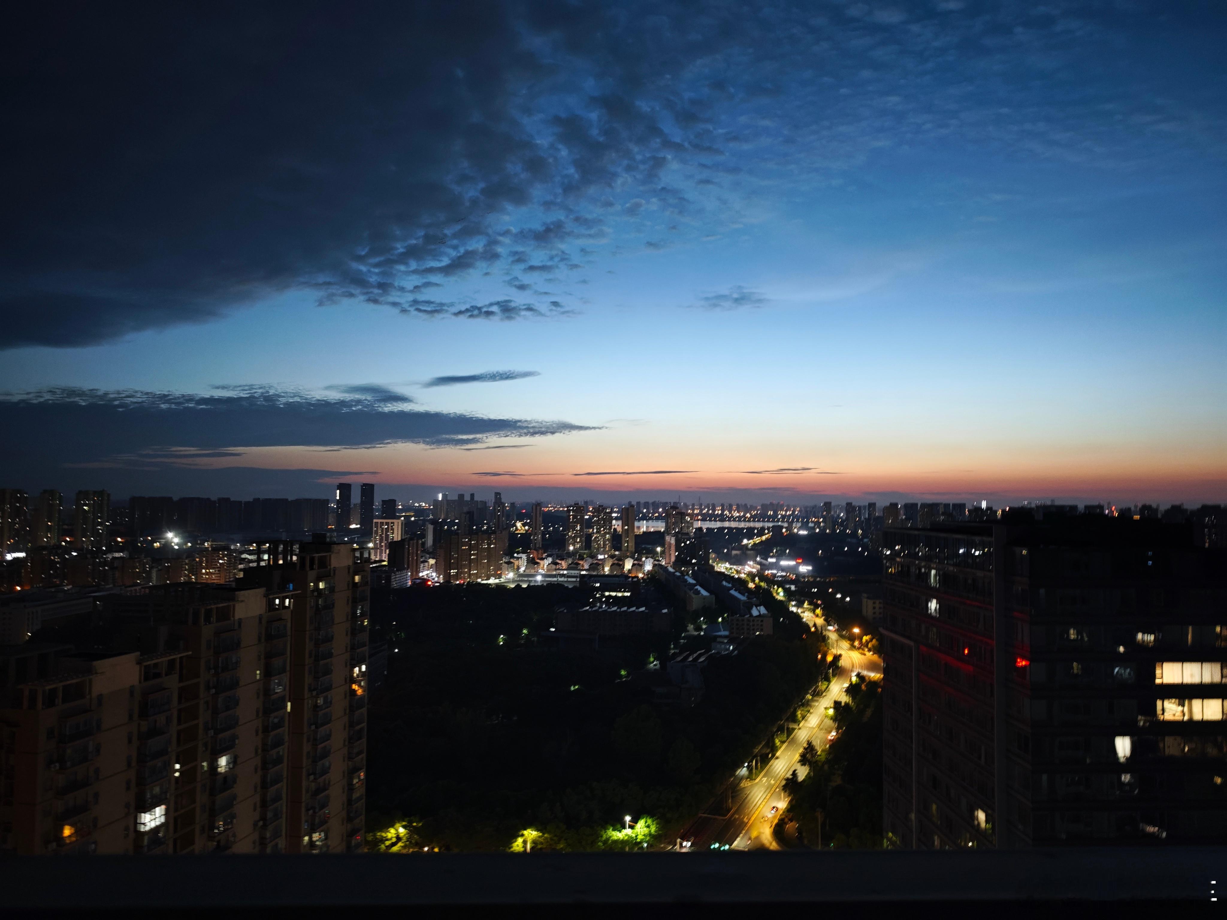 再过两个月就看不到这种夕阳了 终于快熬过最热的天气了  ​​​