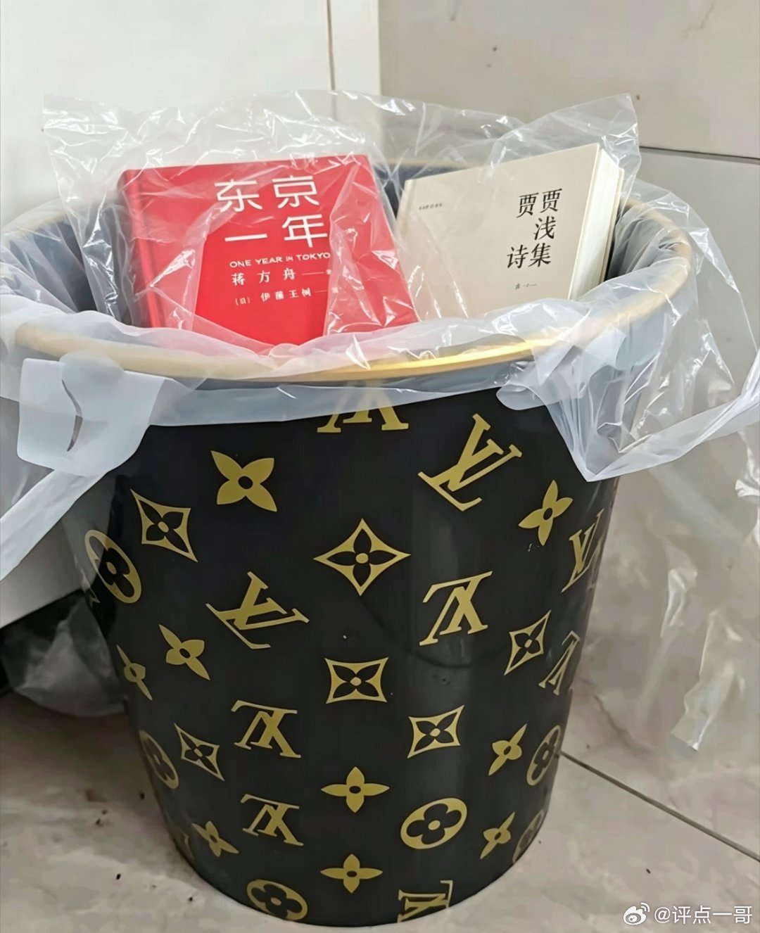 物尽其用！只有这个垃圾桶才配得上这两坨垃圾 