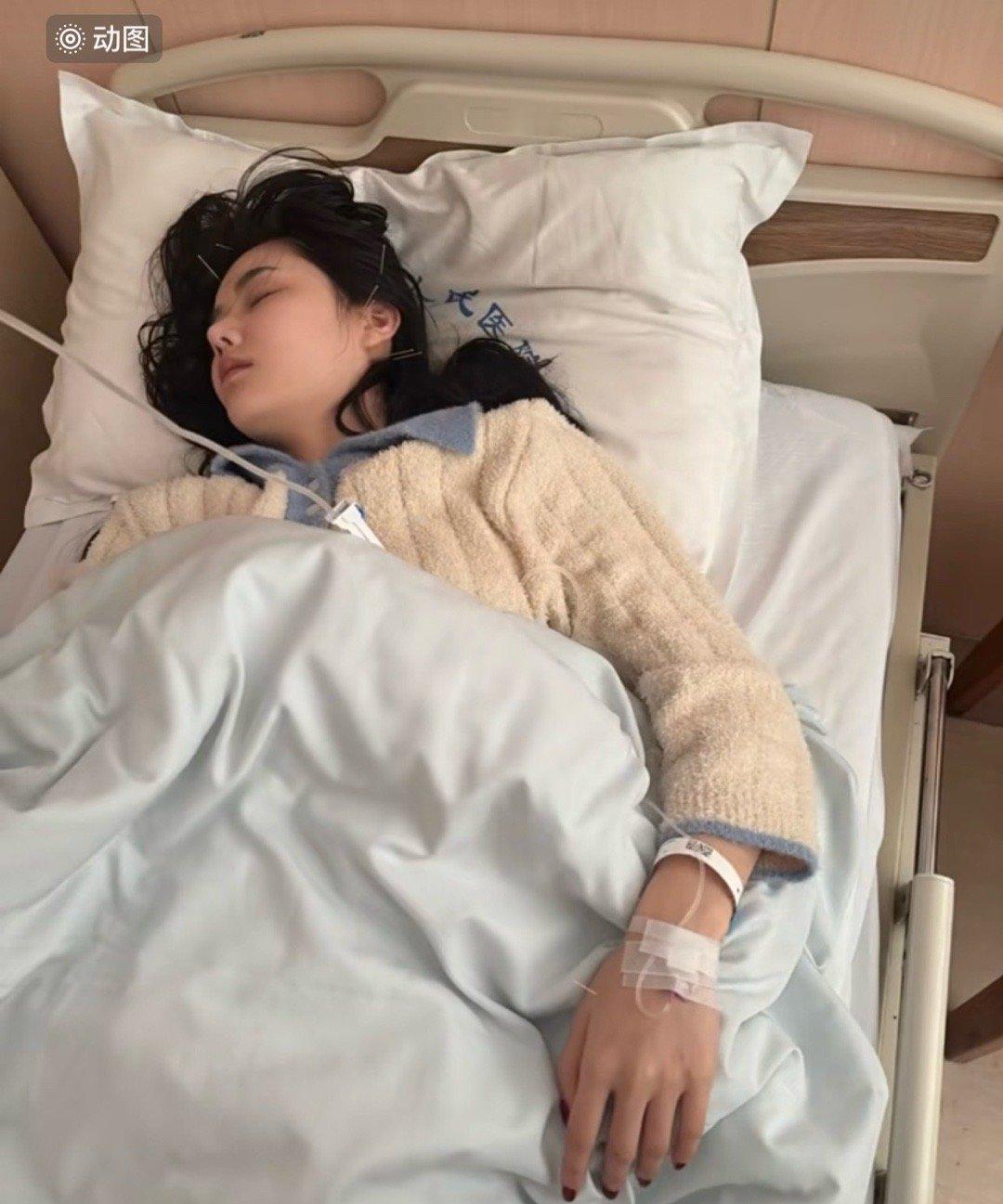夏雪因长期熬夜住院了，发文提醒粉丝千万别熬夜，身体才是一切的本钱！ 