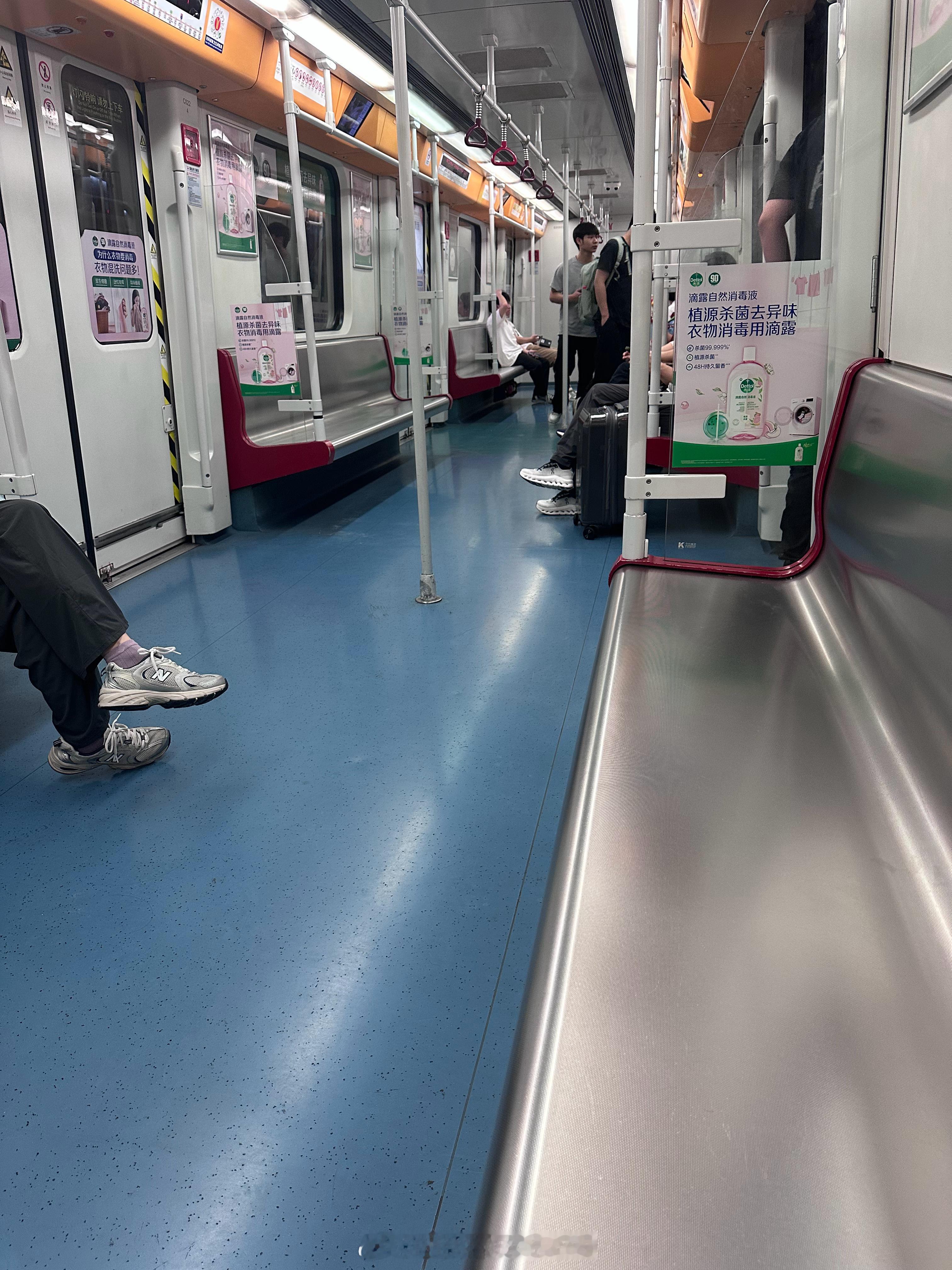 才十点钟地铁就没啥人了，之前这时候正是年轻人夜生活刚开始的时候好多人挤地铁，所以