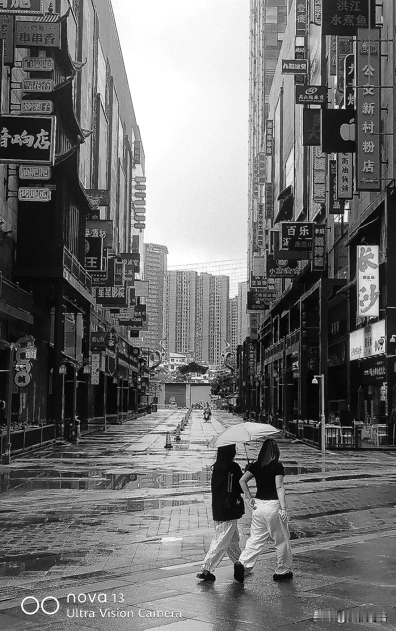雨中漫步，感受繁华都市的静谧与浪漫。