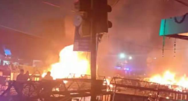 现在压力已经全部砸在莫迪头上了。新德里红堡地铁站自杀式爆炸事件，已经激发了印度疯