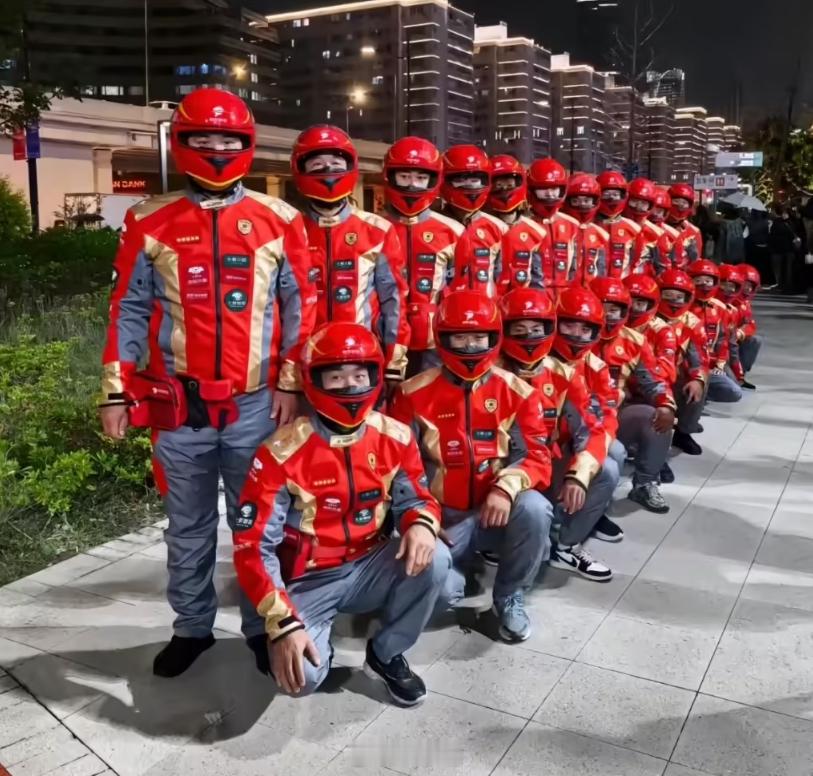 京东外卖骑手内测新工服曝光，这大红色太喜庆，都有点像特摄片里的队员服了 