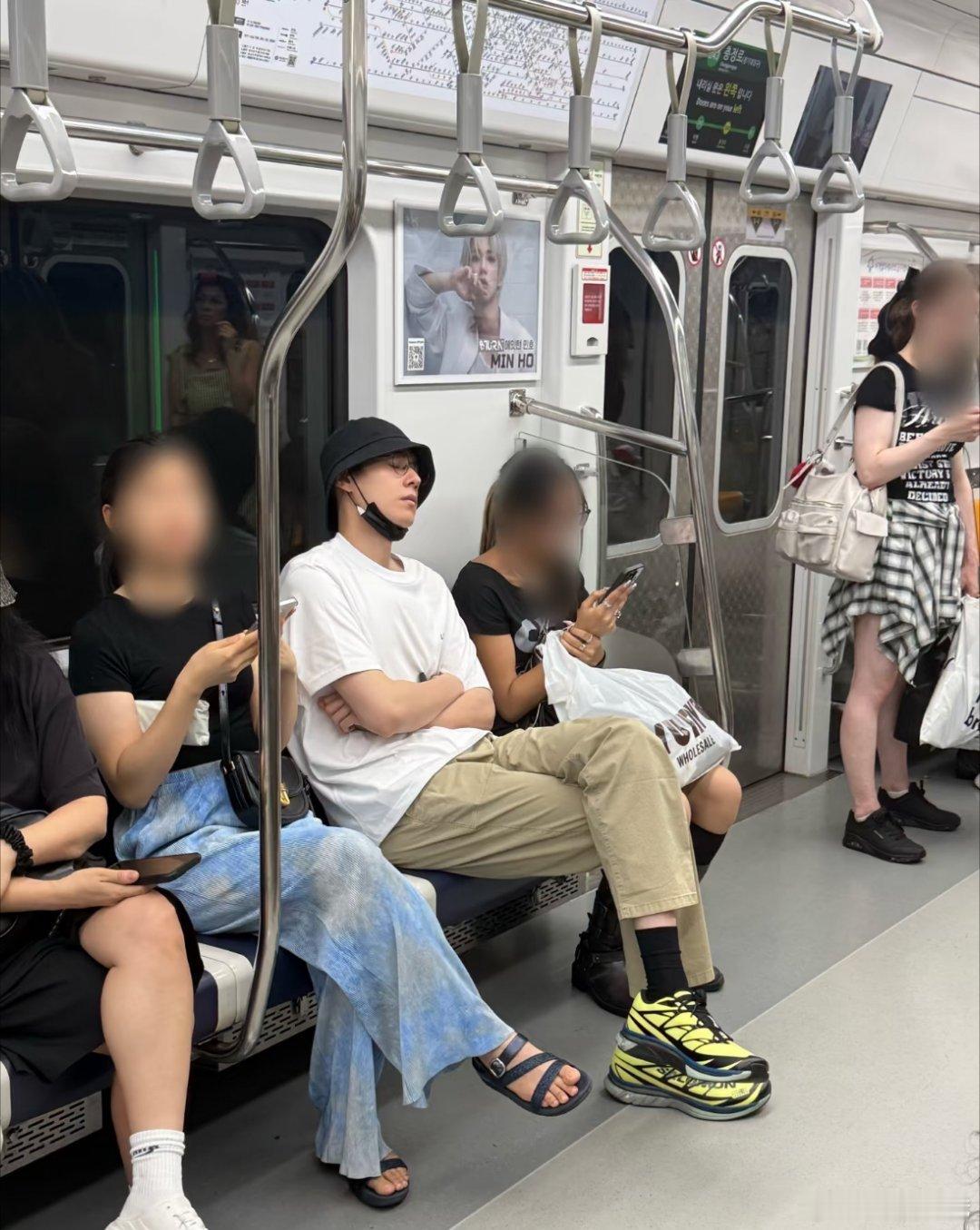 🇰🇷地铁偶遇素颜胡一天！胡一天到底去韩国干啥了哥这也太松弛了吧口罩都没戴好，