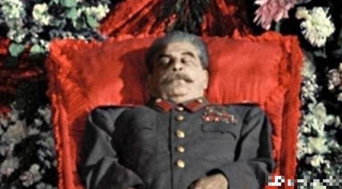 1943年，赫鲁晓夫儿子被判枪决，他为救儿子竟两次向斯大林下跪，尊严尽失，但最终