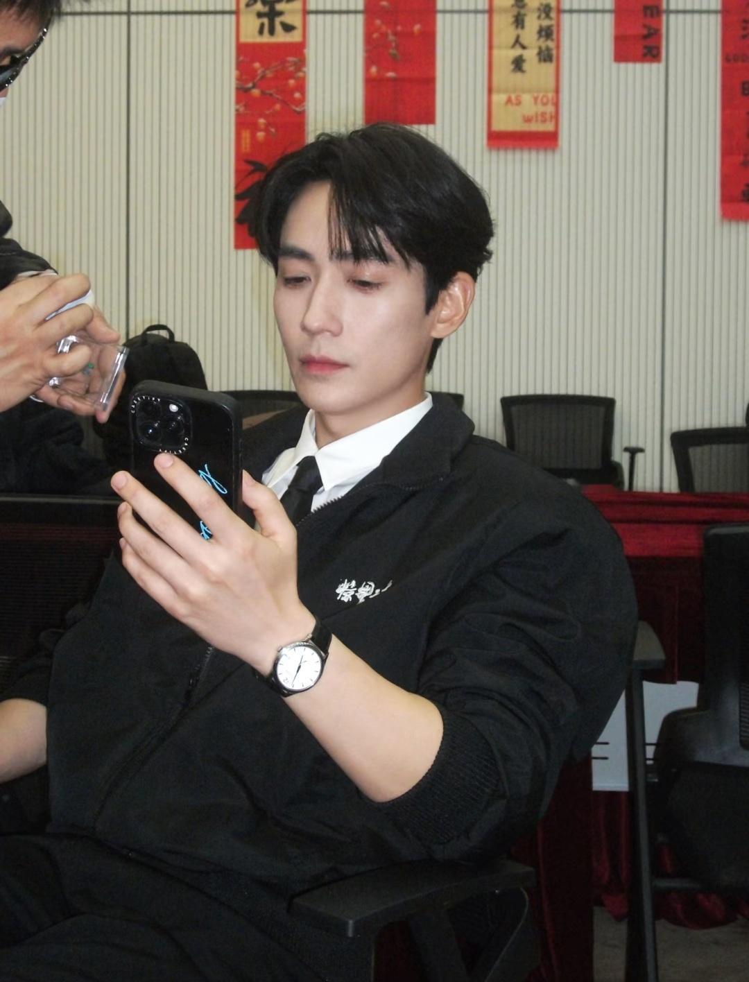 朱一龙的一组日常～“谁懂啊又被黄sir帅到…词穷大年初一，黄凯电影院见🎬” 