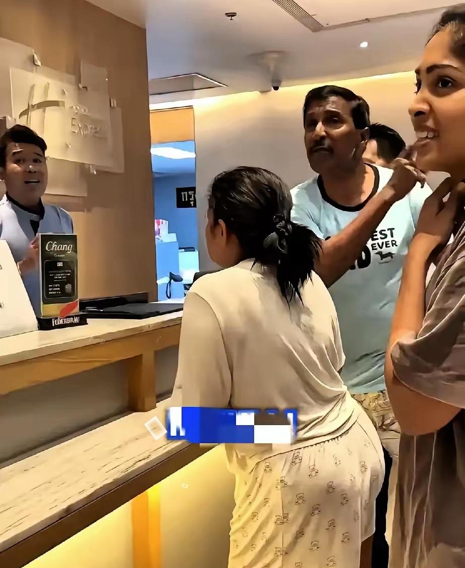 几个印度游客在上海一家酒店前台上演了一出“种姓优越秀”：入住手续办妥，房卡都捏在