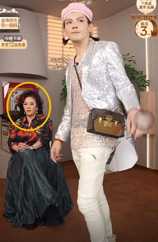 怪不得向太坐轮椅都要出来直播带货，原来是向家真落寞了：

据港媒15日爆料，向佐
