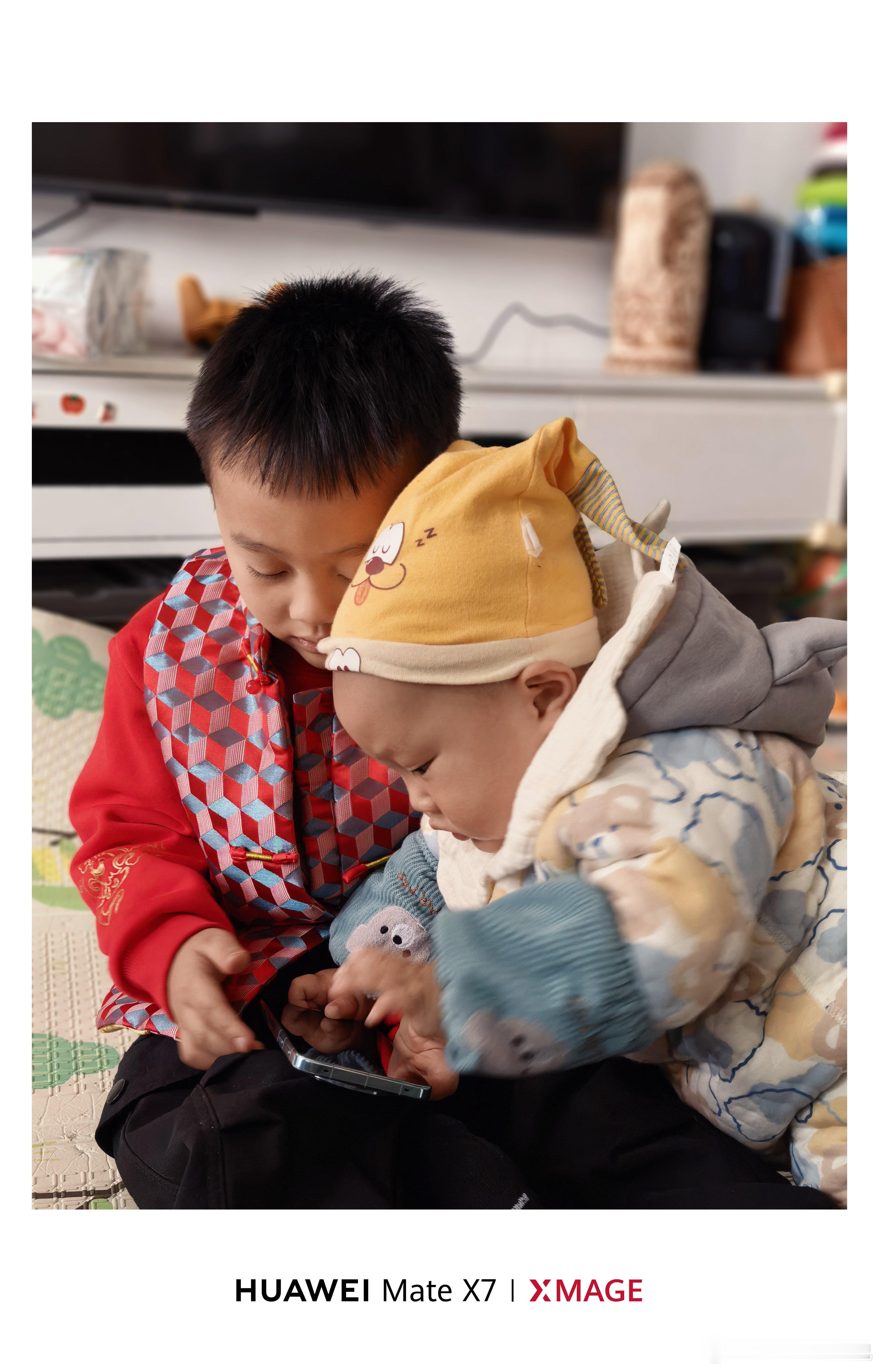 哥哥带弟弟玩手机