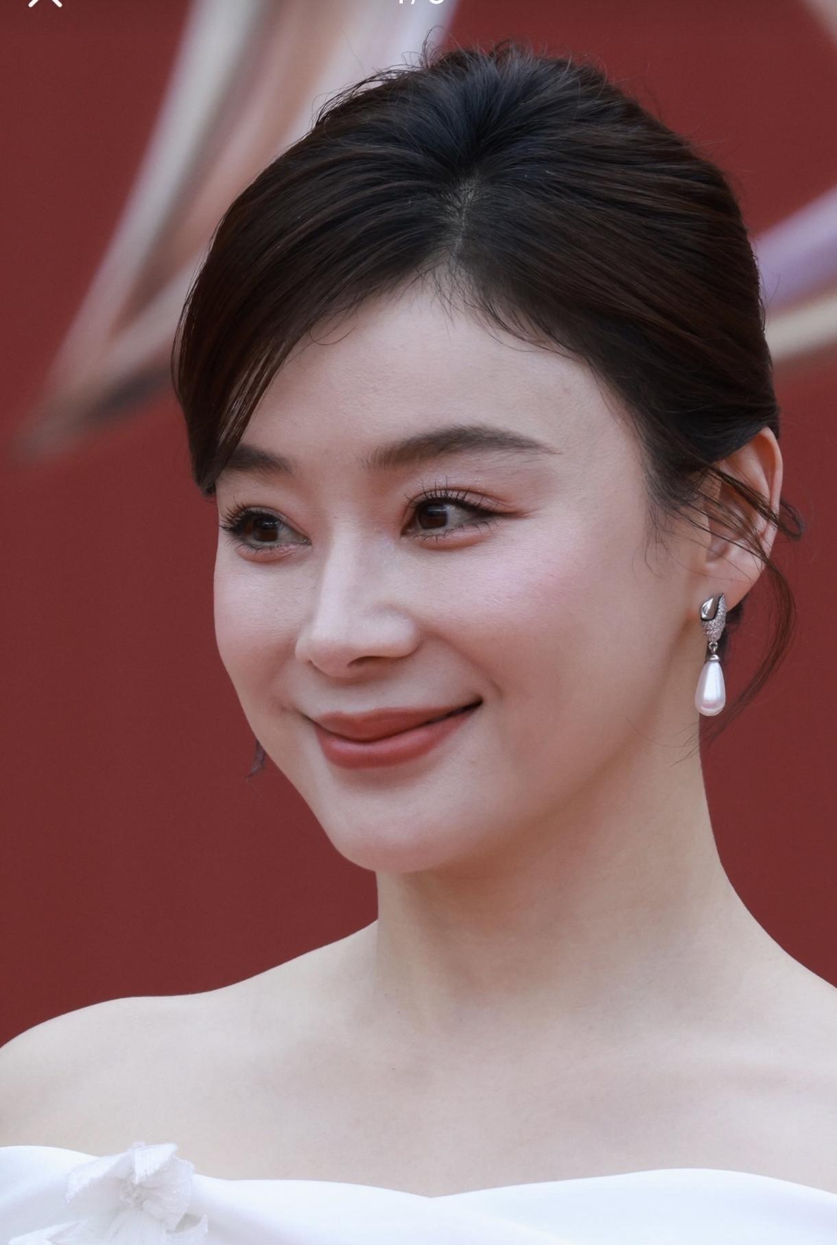 袁姗姗很有女人味，皮肤又白又细。她这才是正常的身材啊……好些女明星太瘦了。上过综