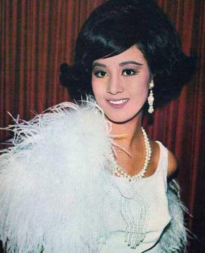 1995年，香港船王赵世光养了小三和小四，随手将1000万支票甩在桌上，要求和妻