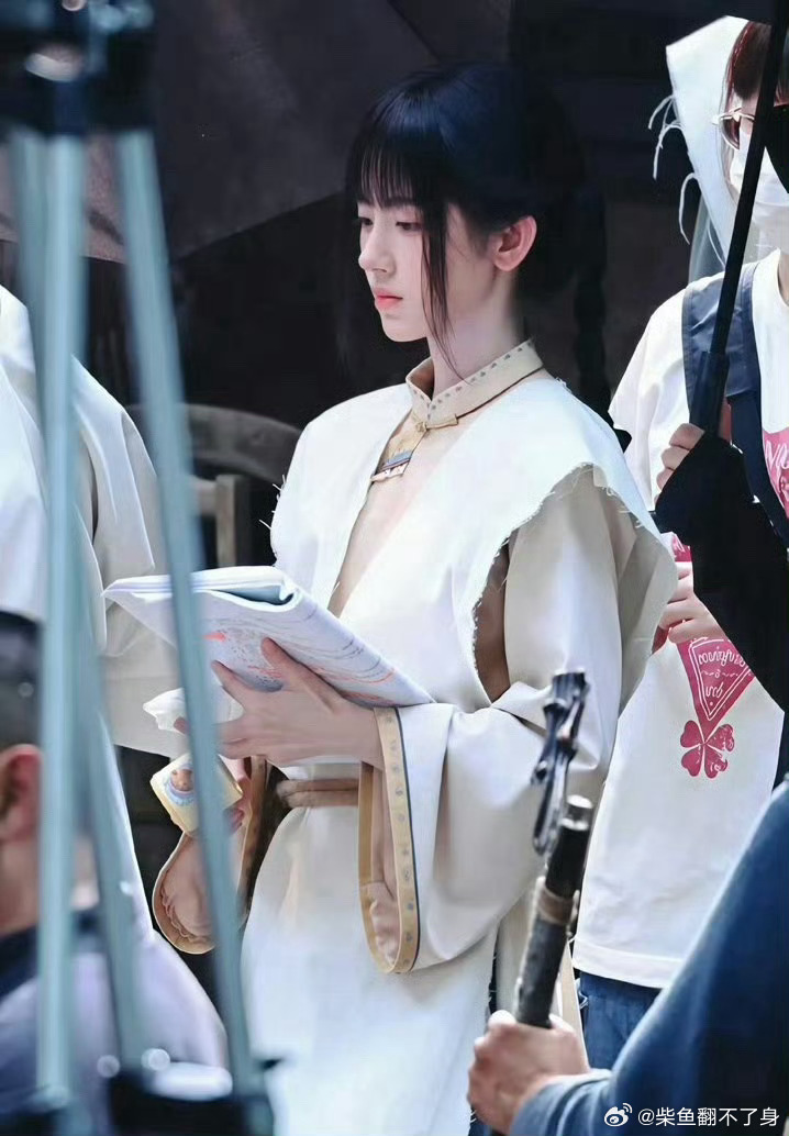 鞠婧祎万花世界孝服路透内娱独一无二的清冷感
