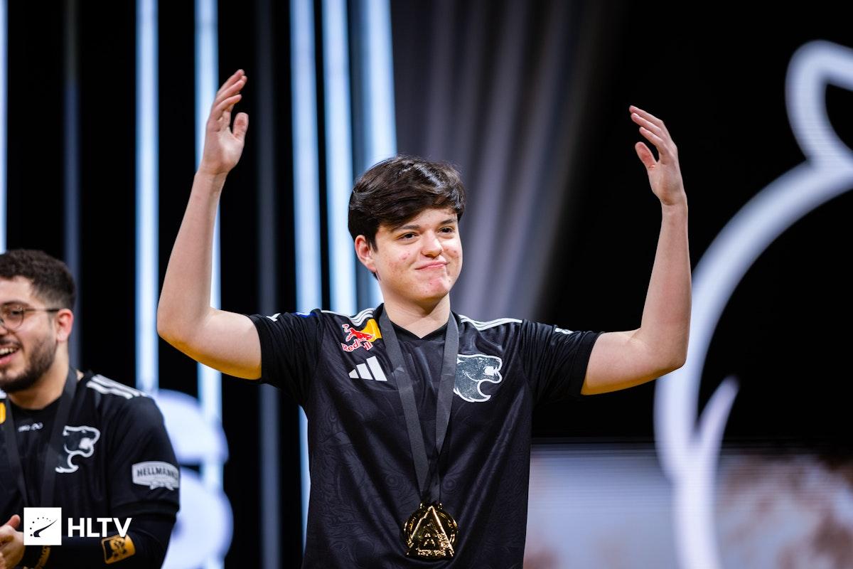 molodoy是哈萨克CS第三位TOP选手，追平HObbit最高排名记录