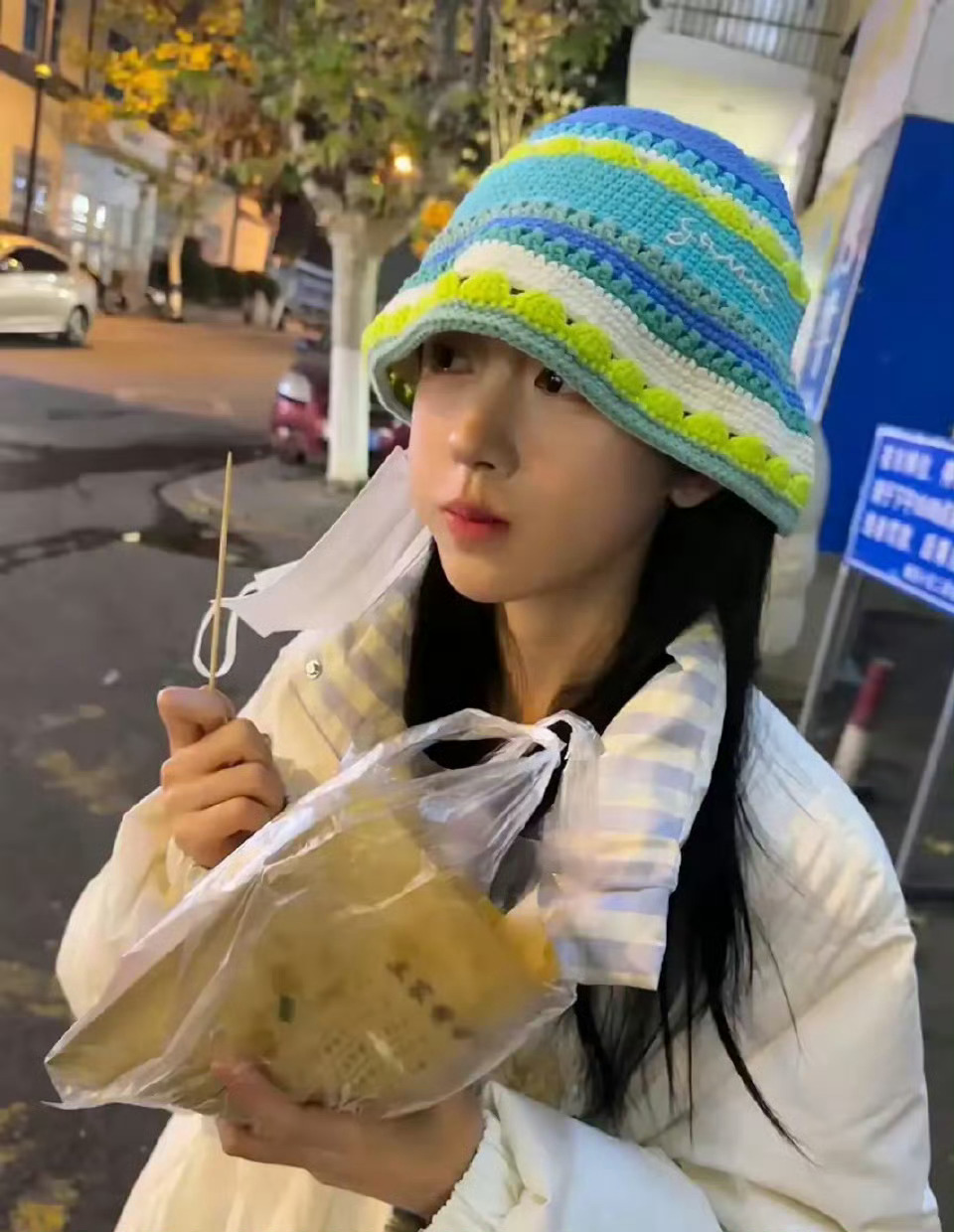 这张图一半人认为是鞠婧祎，一半人认为是陈都灵。 