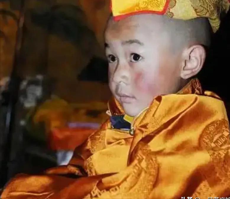 [微风]1989年，十世班禅圆寂后，高僧们长途跋涉去寻找转世灵童，国家为此特别拨