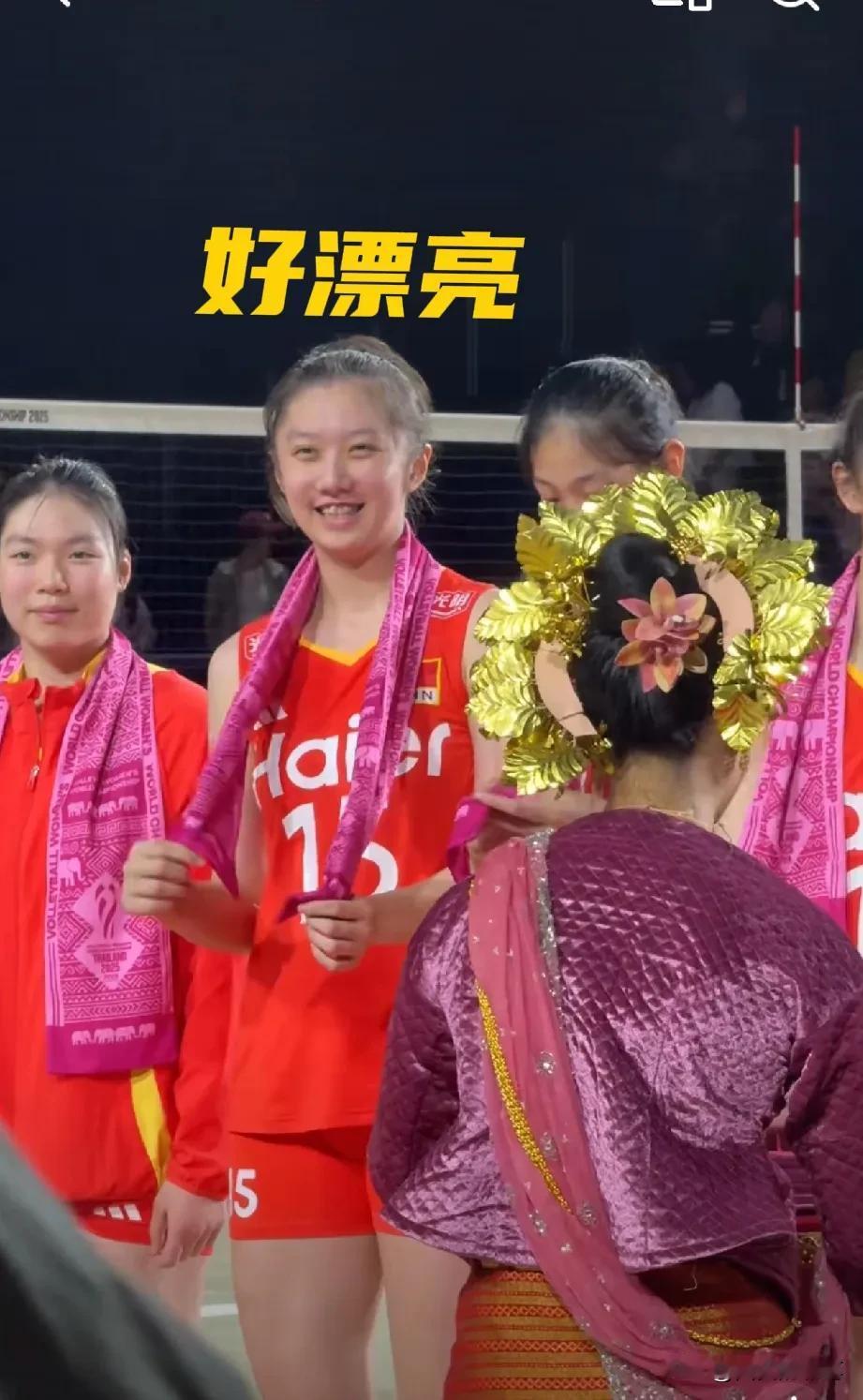 龚翔宇现场要围巾的场景，看得我也快笑晕了[呲牙]
泰国主办方为取得开门红的中国女
