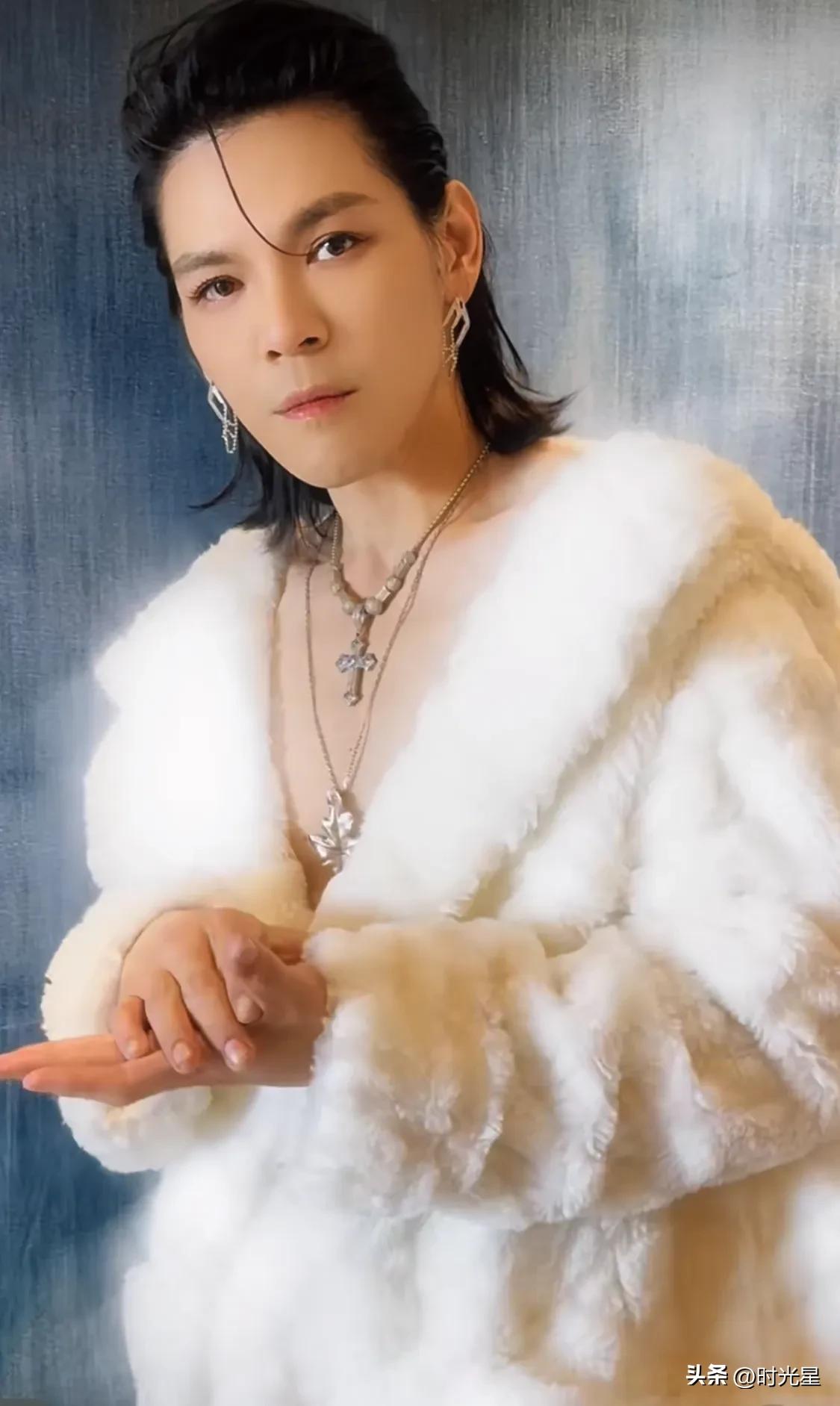 粘的郭碧婷的假睫毛！[我想静静]
搞点硫磺皂洗洗背吧后面有痘！[大笑]
郭碧婷帮