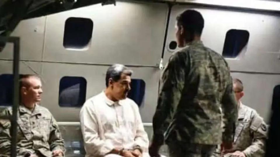 这是一个国家的在职总统吗？不知道的还以为是一名囚徒呢？更令人发指的是竟然是一个国