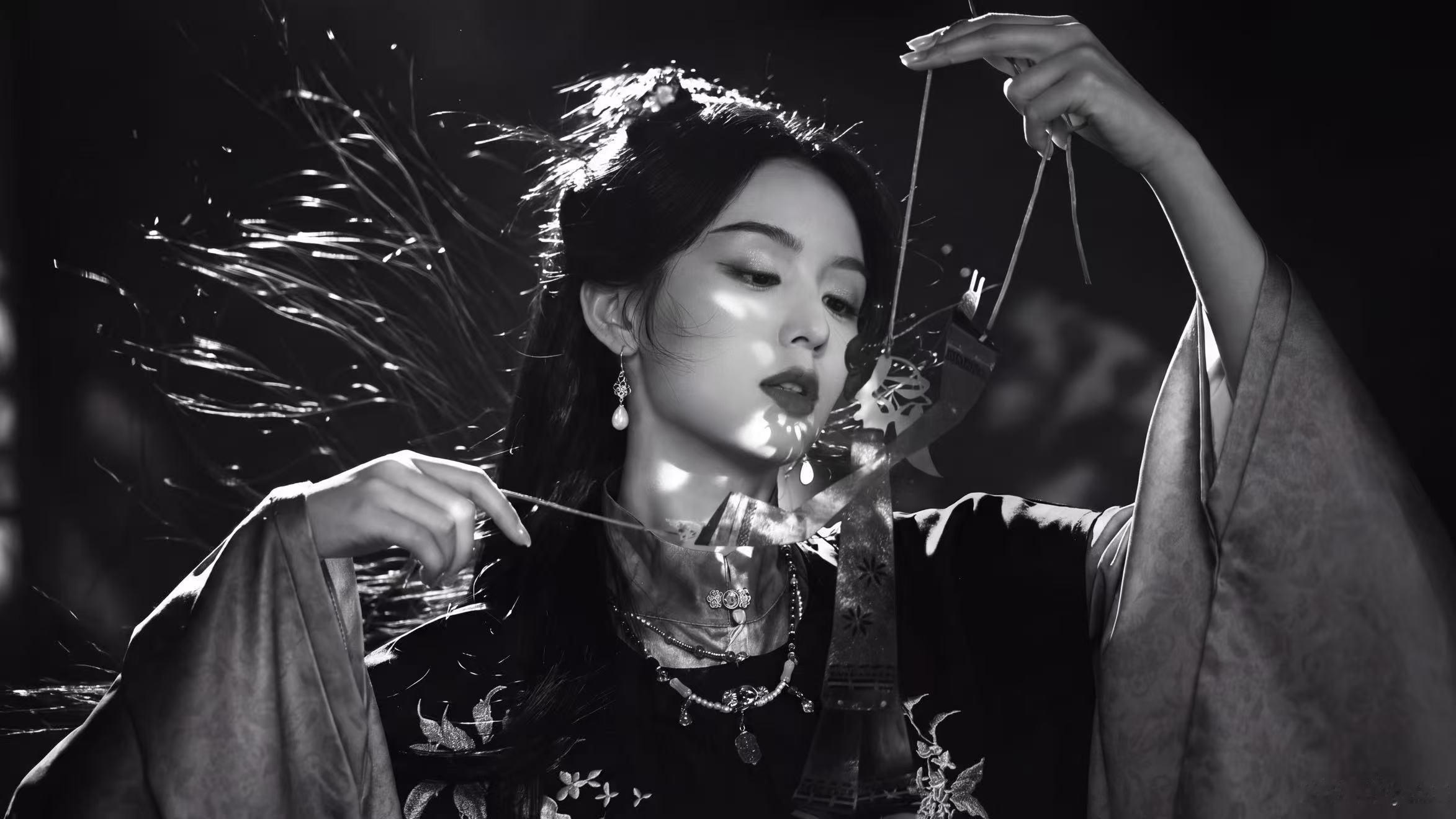 周也女鬼塑大片 看到周也这组女鬼塑大片，真的被惊艳到了。不是那种刻意的吓人，而是