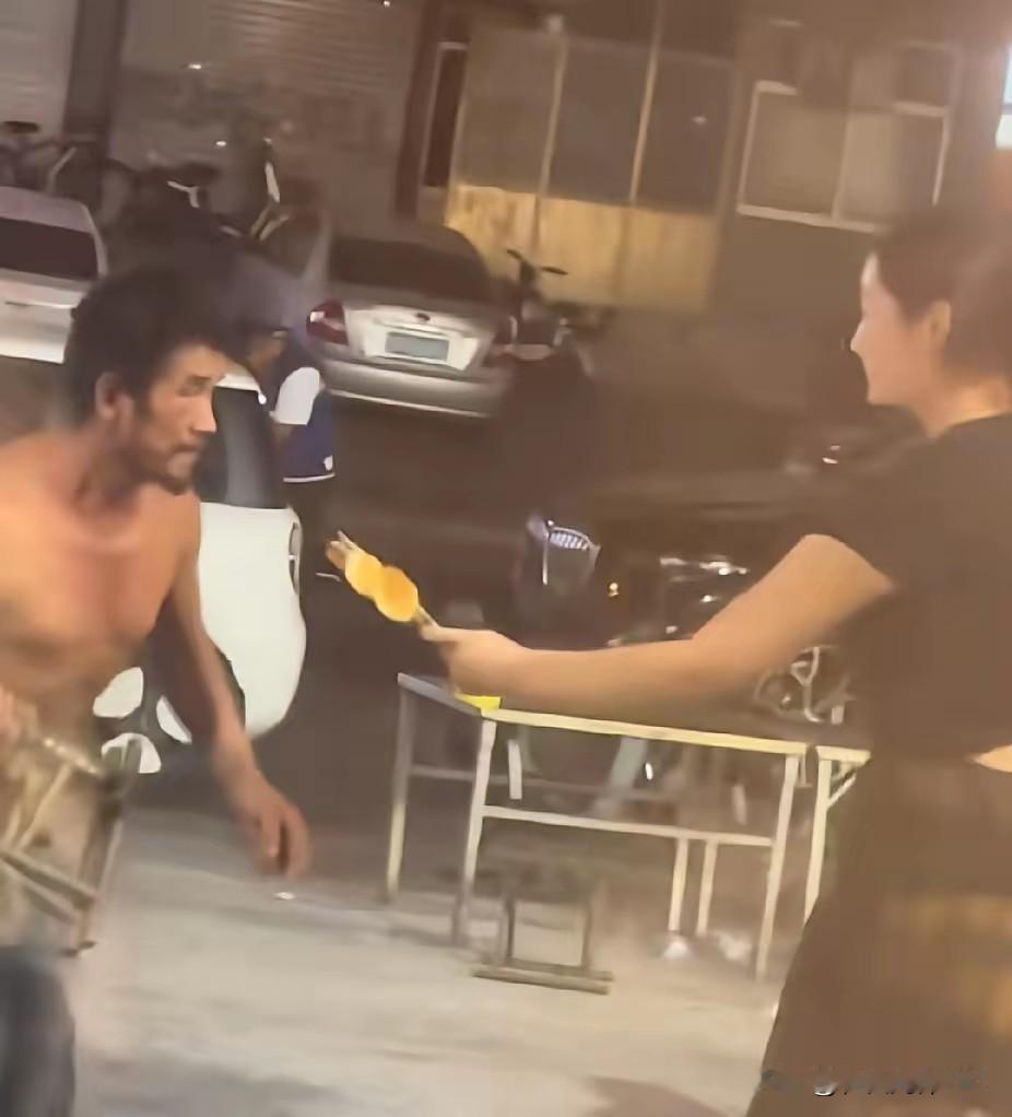 深夜的路边烧烤摊前，吃烧烤的顾客已陆续离开了，老板娘也准备收摊了，可接下来的一幕