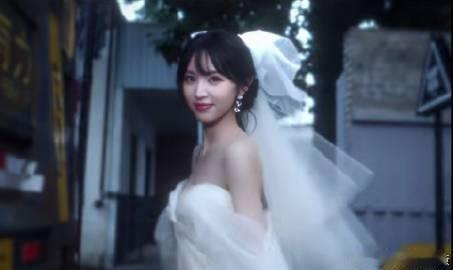 田曦薇林知夏落跑新娘谁懂田曦薇掀开婚纱这一下林知夏挣脱既定奔赴挚爱，田曦薇掀开婚