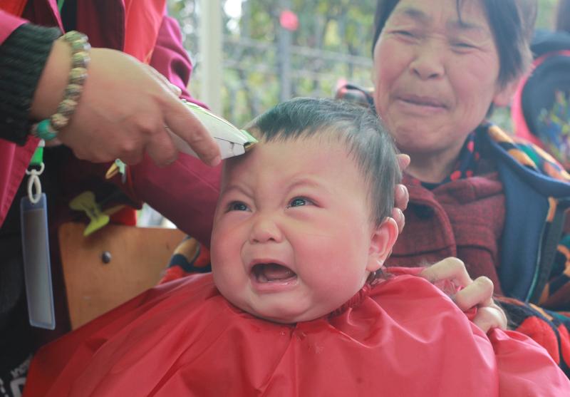 💇‍♂️清朝理发师暗藏“反清密码”
嘉庆年间京城流传怪谈：理发师刮脸时必问“剃
