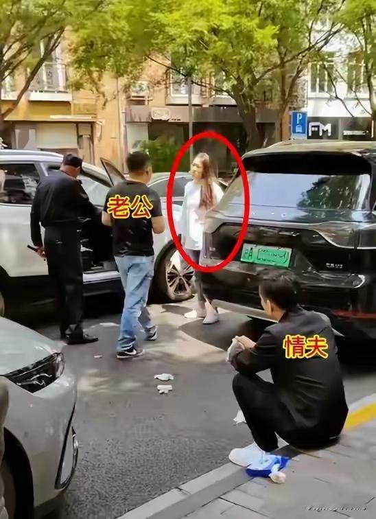 5月24日，上海静安区上演了一场令人瞩目的“捉奸”大戏，吸引了众多路人的目光。据