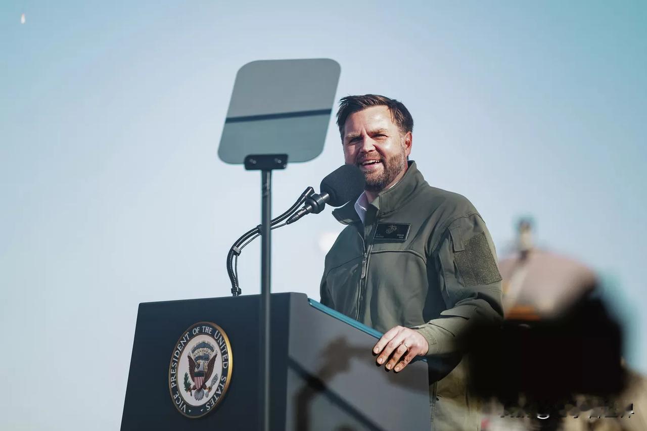 【白宫临时简报会：美国支持伊朗人民】
华盛顿时间2026年1月8日，美国副总统 