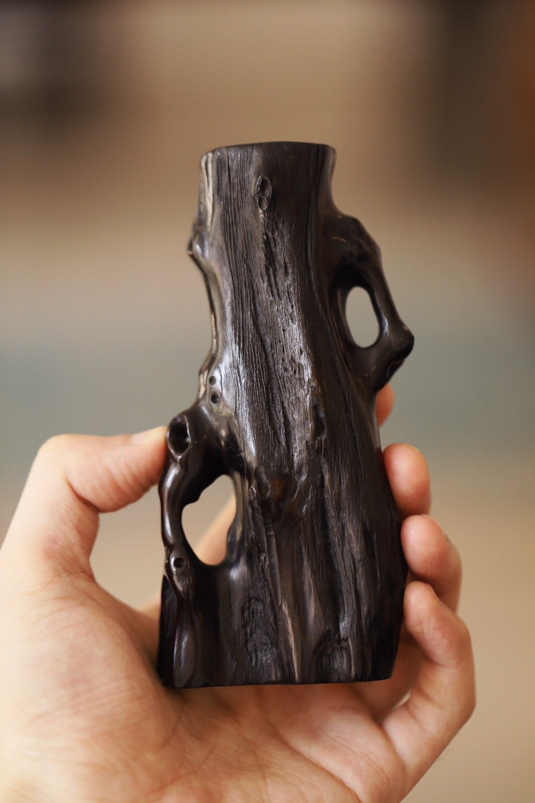 老紫檀 | 随形花插紫檀一木整挖，随形浮雕而成，构思巧妙，给人以厚重质感，刀法纯