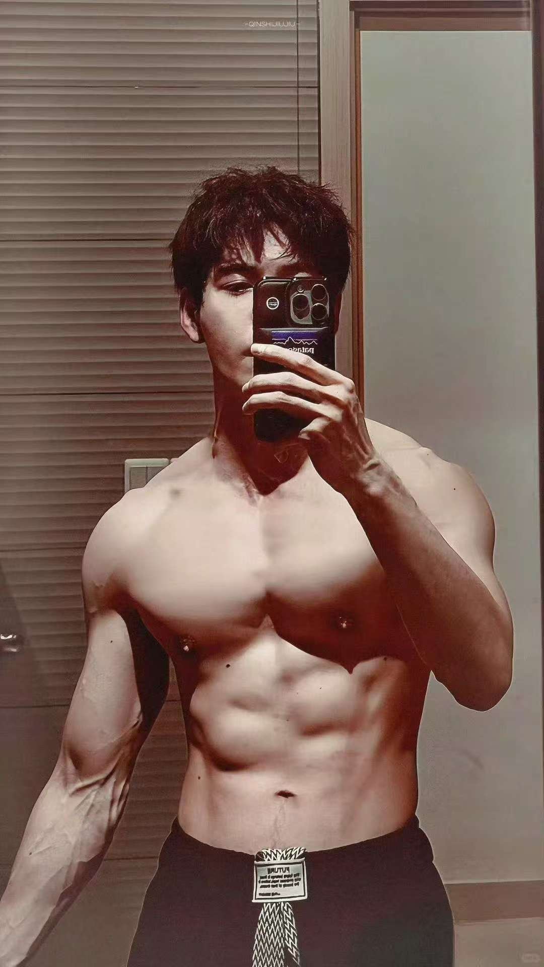 建议陈星旭巡回沐浴枭起青壤 陈星旭沐浴名场面封神！宽肩窄腰荷尔蒙溢出屏幕，这身材