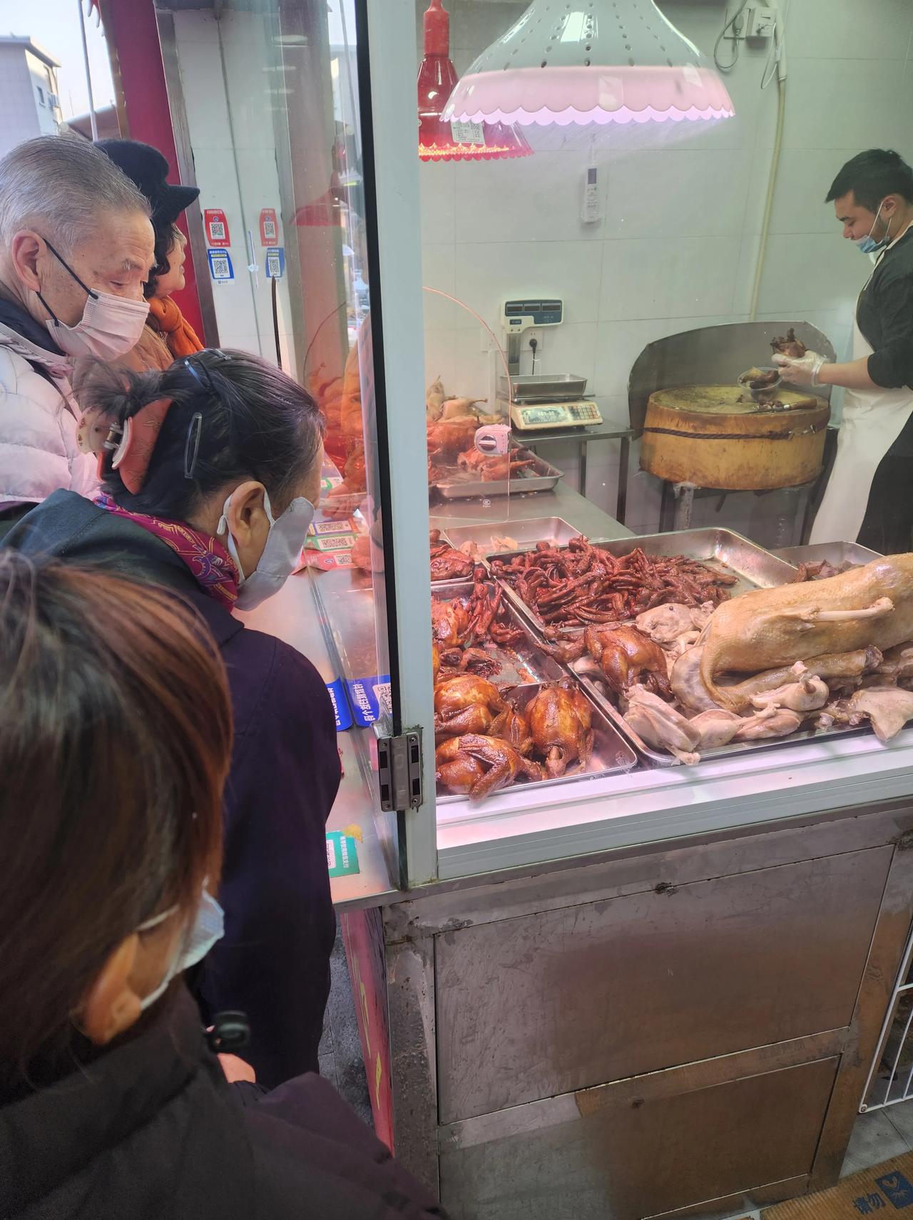 早上9点，他家的鸭子快卖完了。
南京人喜欢吃鸭子。每条小巷子都有鸭子店。这家店在