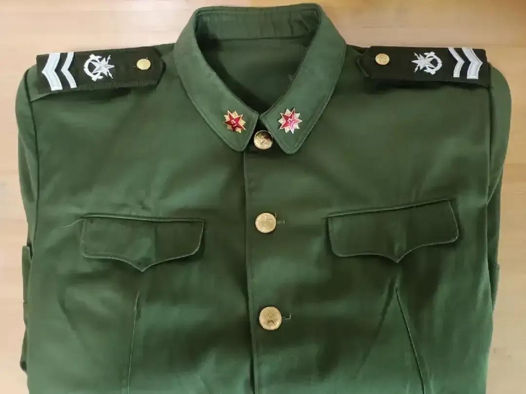 这是哪个年代的军服，这是什么级别的军衔