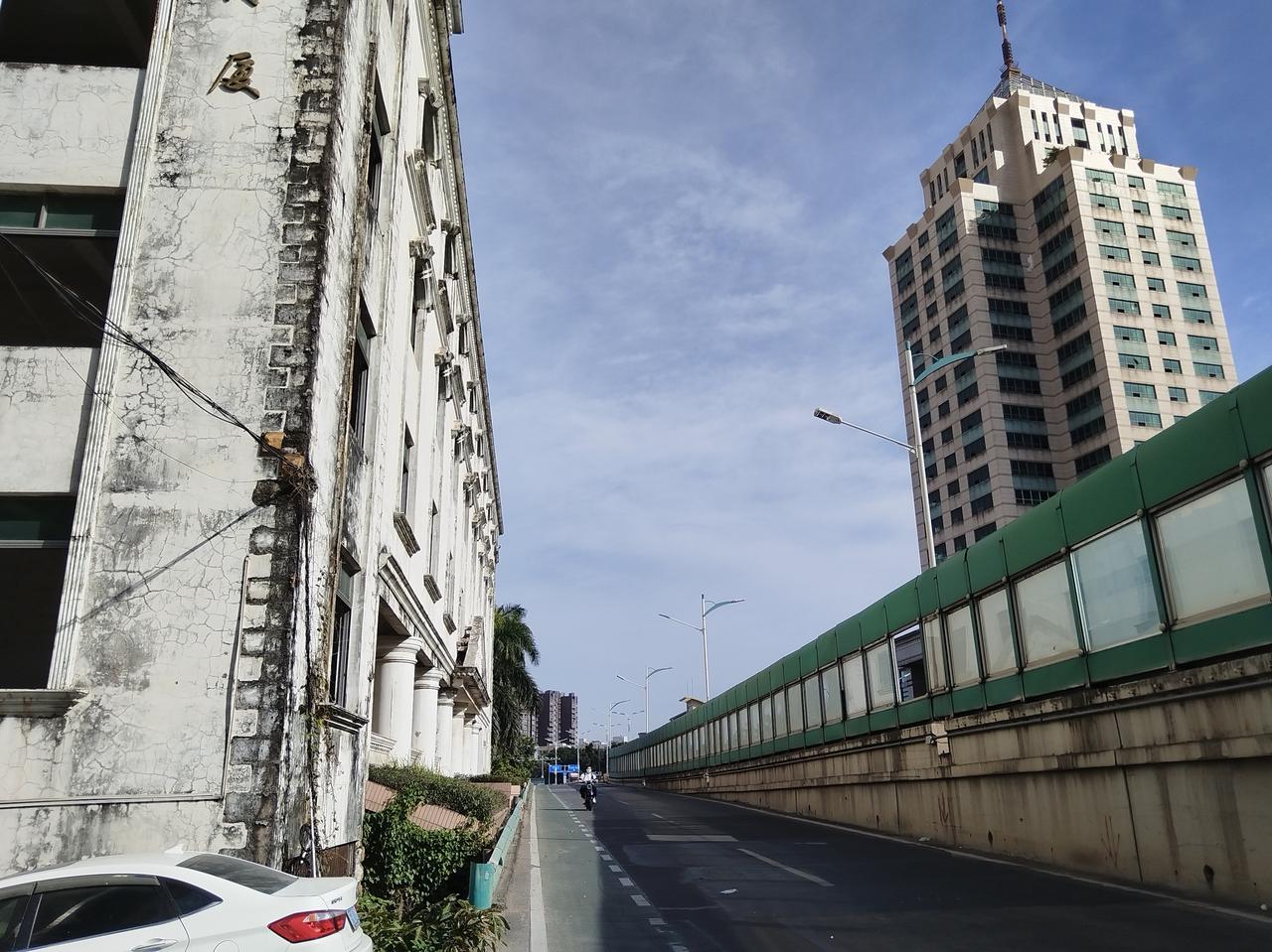 每次经过这个路口都会看到105国道两对面的两栋气势非凡的大厦，一栋带简欧风味，一