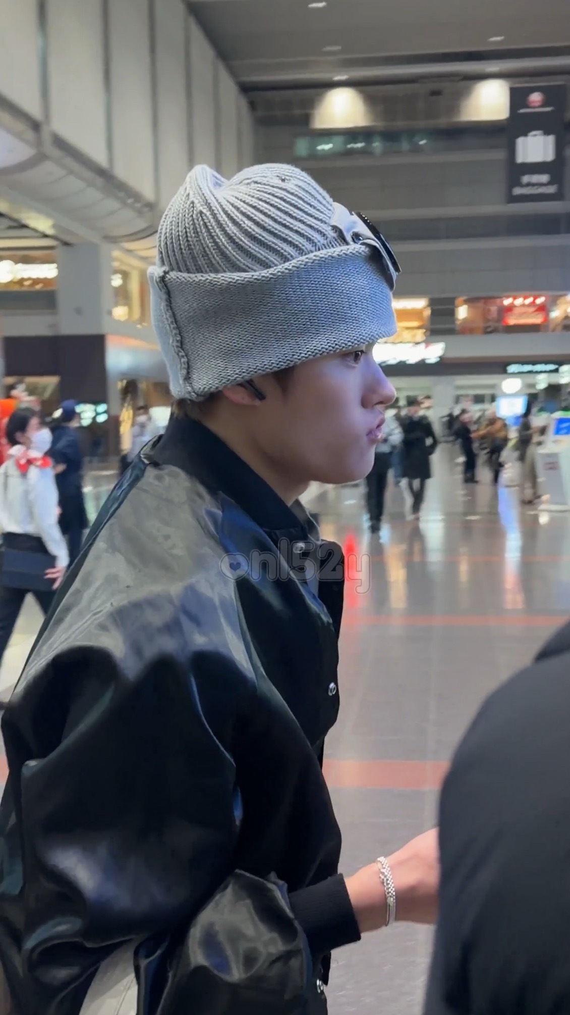 走路就走路🚶➡️撅鸭嘴是啥意思