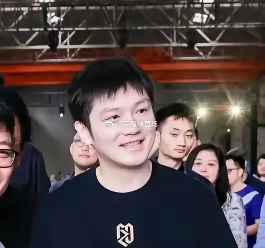 樊振东走路带风樊振东眼睛有神，皮肤发光，穿衣有品，走路带风，内心干净，思维缜密，