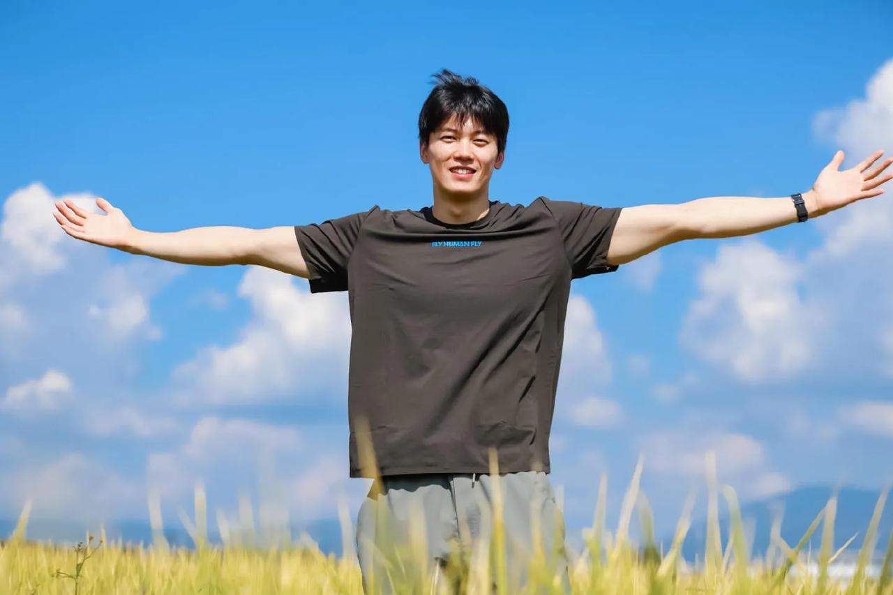 蓝蓝的天空和白云，脚下是一望无际的金色稻田。他张开双臂尽情的让风拥抱着他！尽情的
