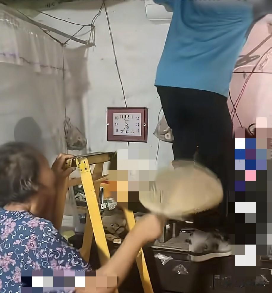 近日，河南，师傅上门安装空调，老人一手帮师傅扶着梯子，一手拿着蒲扇给师傅扇风。师