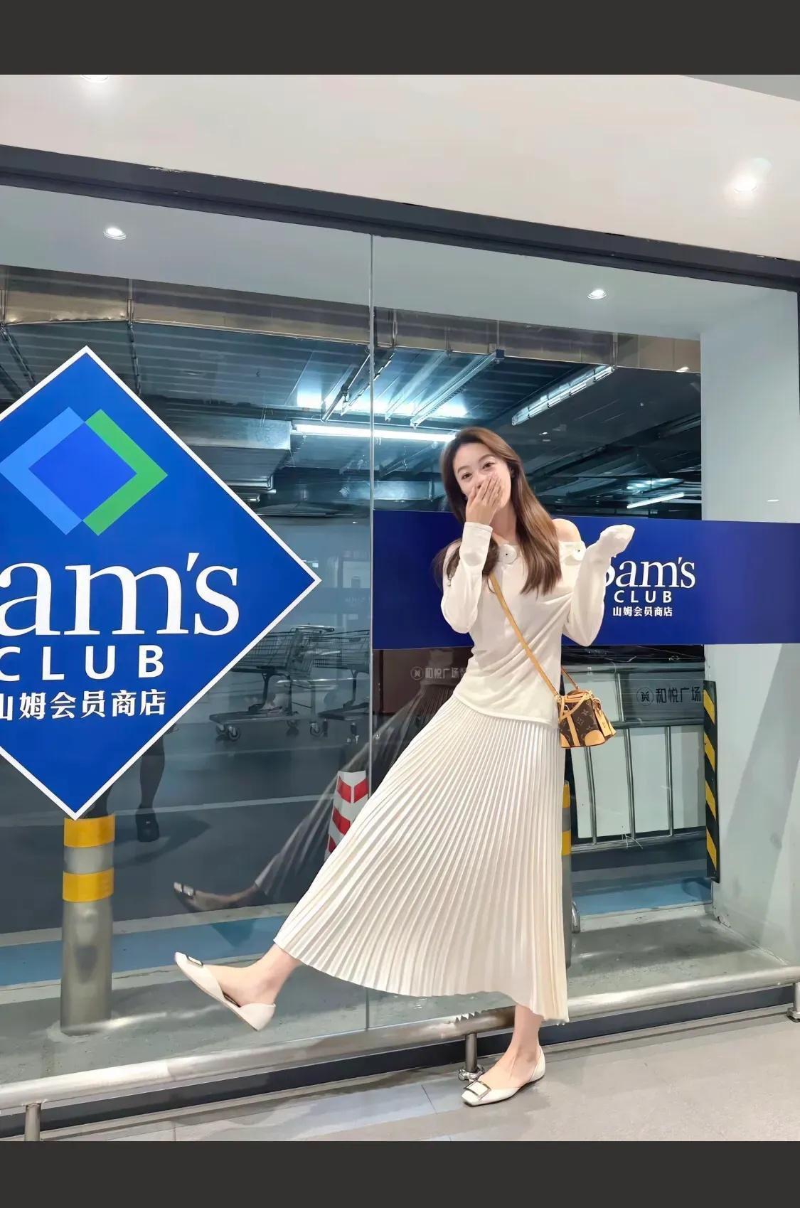 模特穿一身白色长裙！
无任何不良导向