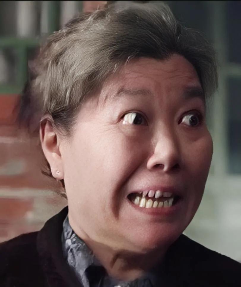  二大妈的扮演者吴铁环，在剧中二大妈的镜头很少，不过最经典片段就是两个儿子半夜偷