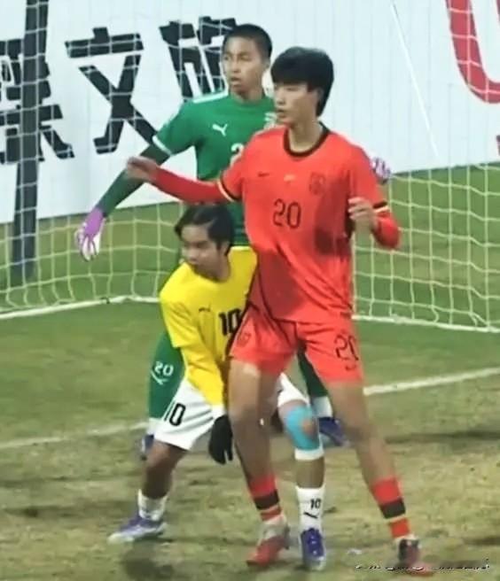 在刚刚结束的成都乒乓球混团世界杯的比赛中，在一场身高差距极其明显的对决中，1米5