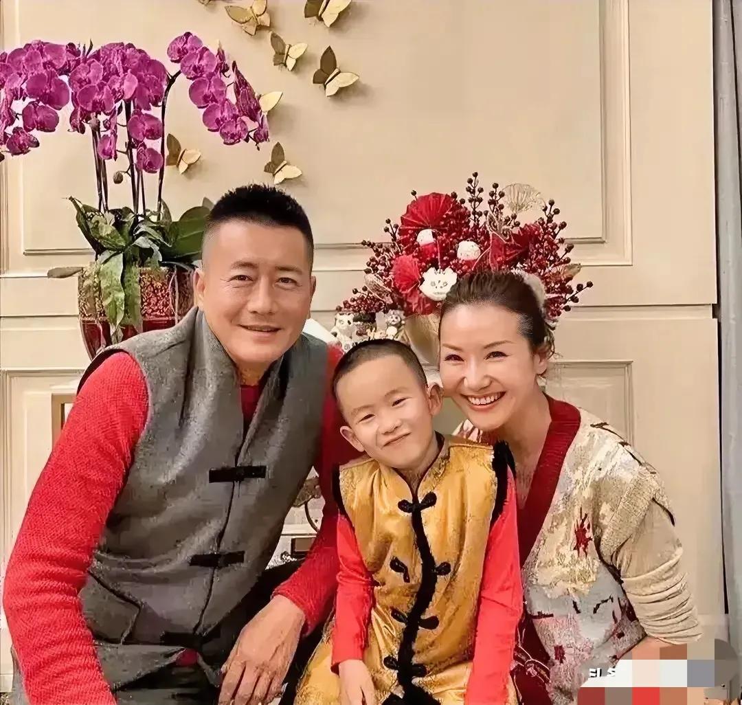高曙光幸福的一家三口，感觉儿子长的像媳妇，没有遗传他的高颜值……