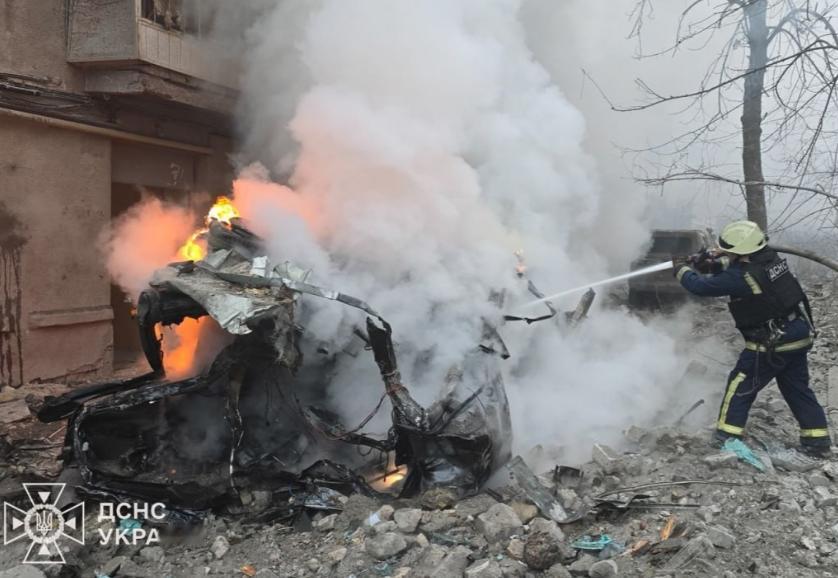 泽连斯基发公布了哈尔科夫被空袭的照片，强烈谴责俄罗斯的行为，但是他却绝口不提乌军