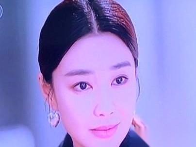 看《不期而遇的生活》，有个镜头绝了。
同事吕佳，刚在背后嚼完别人舌根，一转身就凑