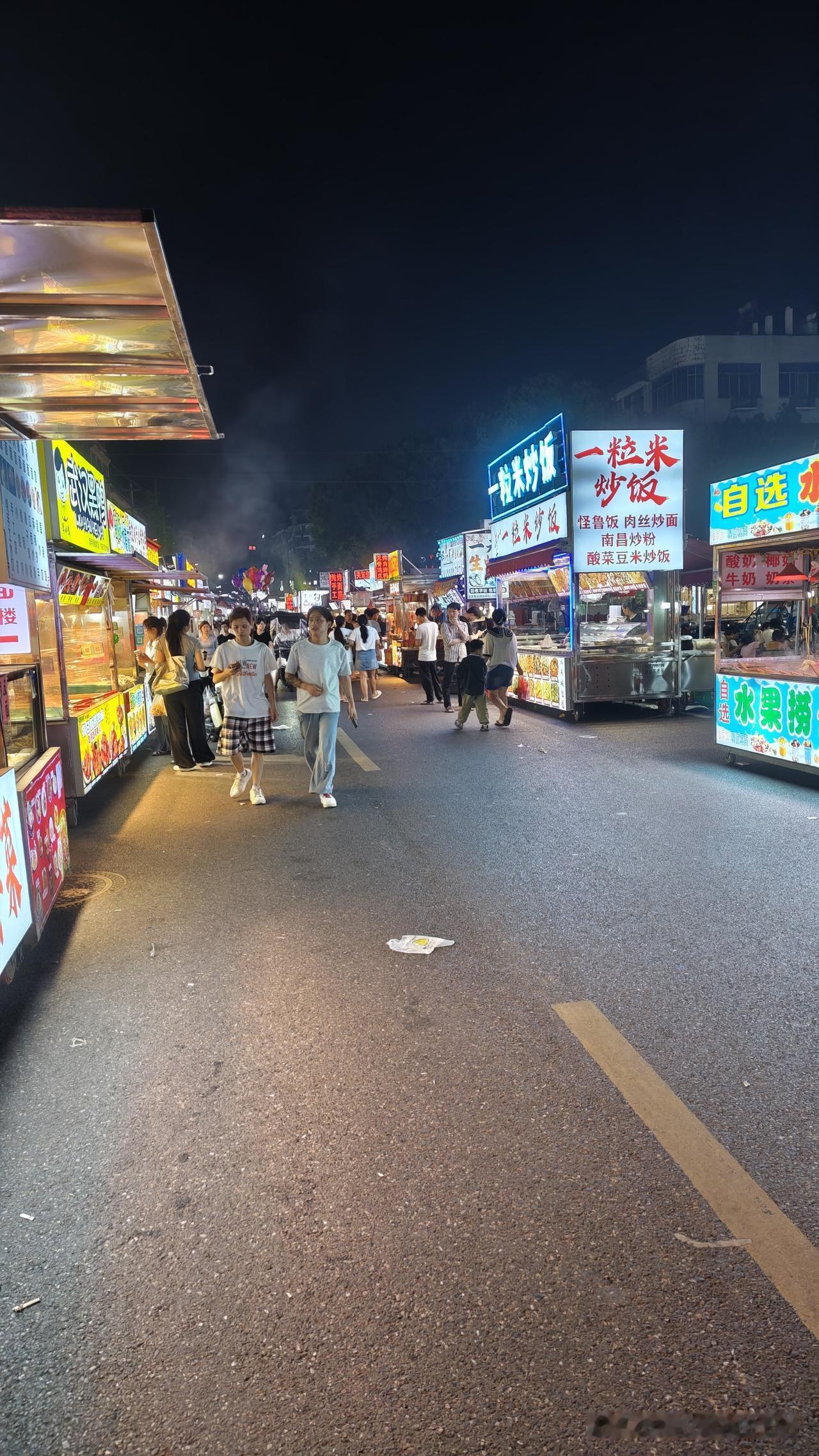 伯通今天晚上来到金华金东区傅村逛夜市。浙江这里白天很热，晚上却凉快一些。夜市人多