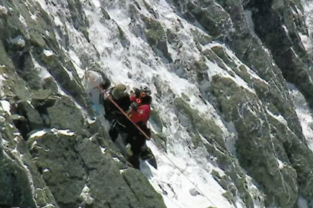 【#两中国男子在日登山遇险#：1人获救，1人被困岩石失去意识“难以救助”】#日本