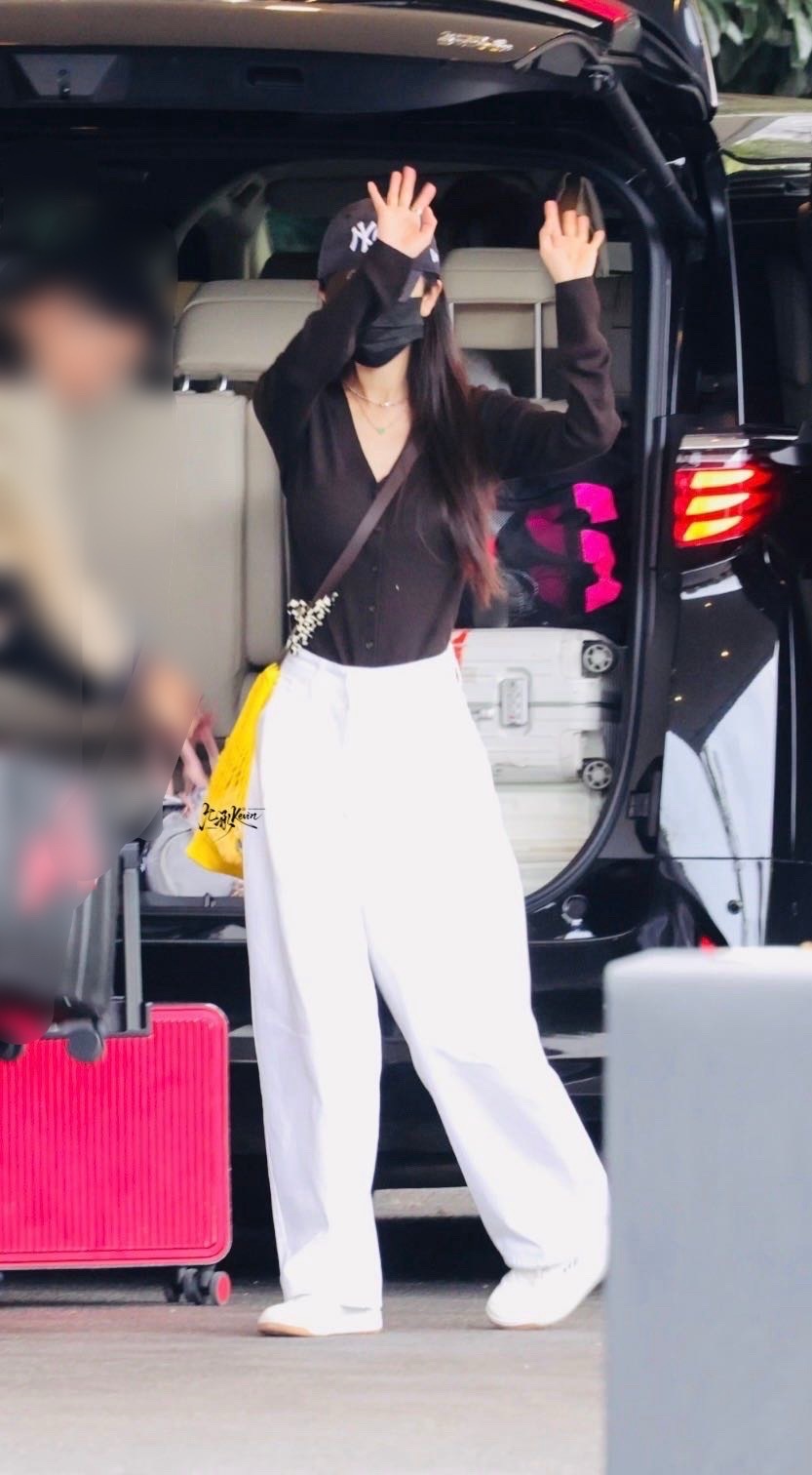 求求幂姐开个穿搭班吧！怎么能把少女感和酷帅风结合得这么恰到好处，每一套都想一键复