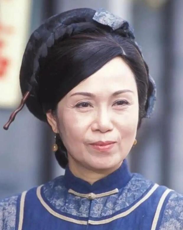 79岁的香港演员陈嘉仪，独居珠海。不是因为她没有家人，而是她两个儿子的心就如同铁