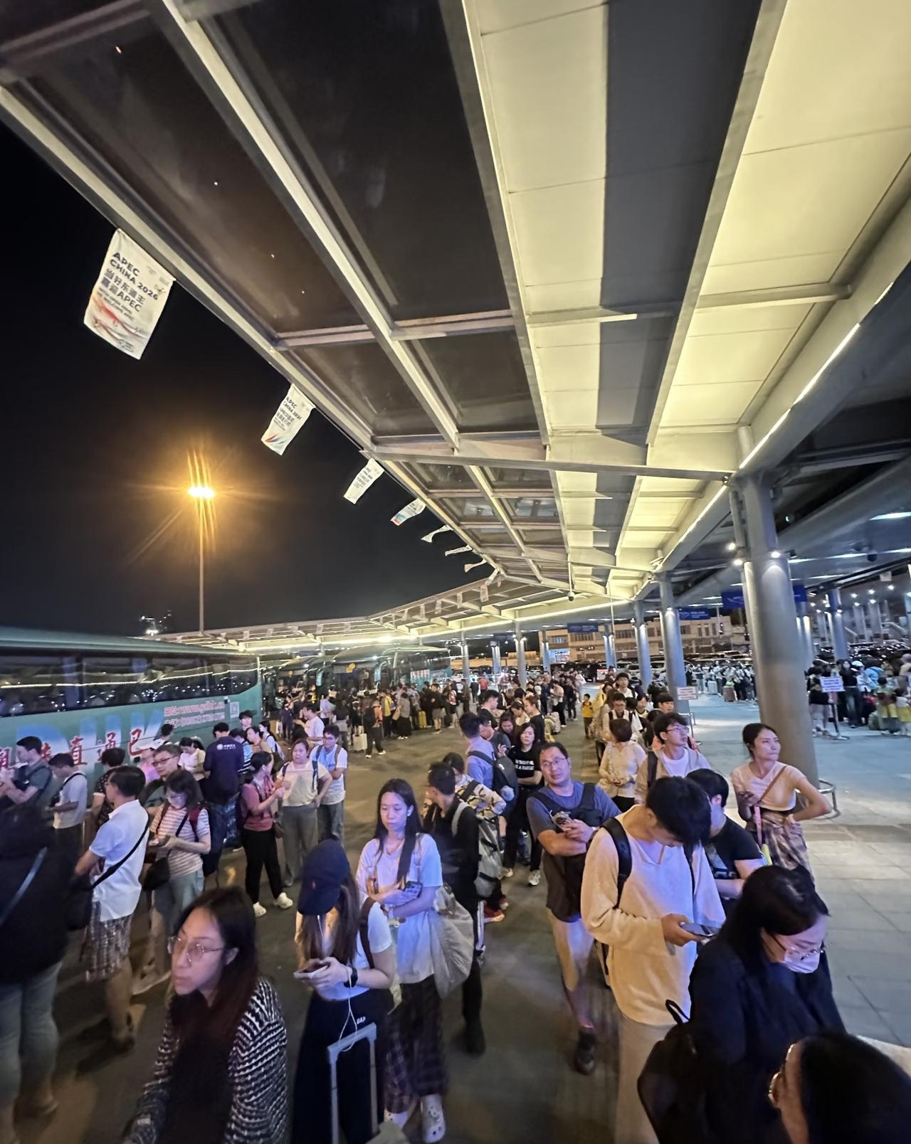 4.30香港回来现状……
五一去香港的得做好时间规划了[吐][吐]
人挤人挤不动